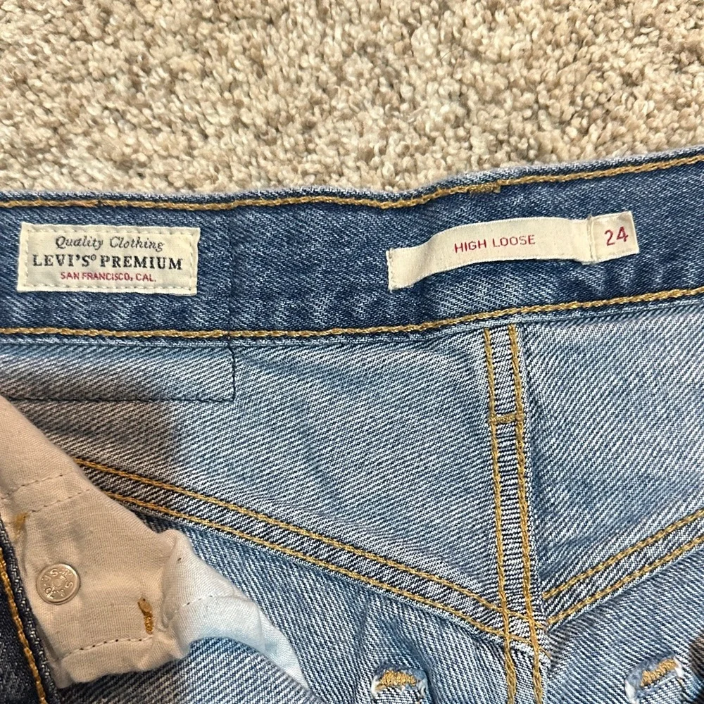 Levi Strauss Distressed Women Jeans - Picture 2 of 7